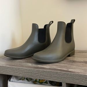 Women’s size 9 Chelsea rain boots - a new day - green